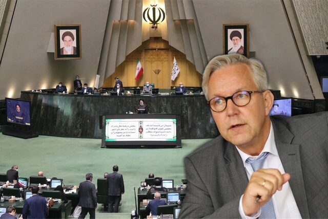Im Vordergrund Dortmunds Polizeipräsident Gregor Lange, in den Hintergrund ist ein Blick ins iranische Parlament montiert.