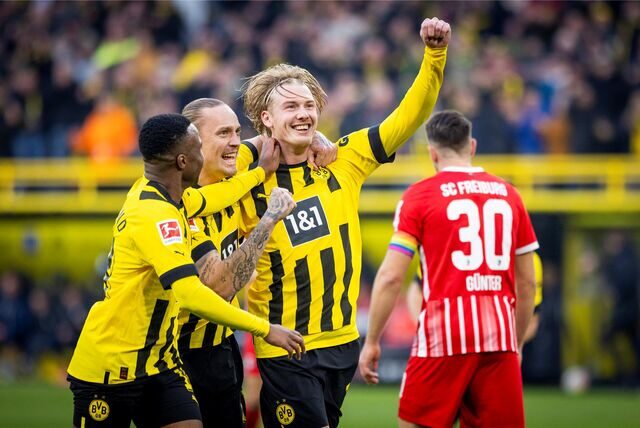 Julian Brandt jubelt nach seinem Tor gegen Freiburg.