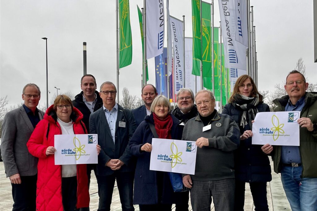 Zu den rund 400 Teilnehmern der Leader-Regionen am Zukunftsforum in Berlin gehörten Torben Höbrink und Anja Strakelmeier (Stadt Werl), Bürgermeister Rainer Busemann und Kämmerer Alois Langesberg (Gemeinde Ense), Detlev Westphal (Gemeinde Welver), Monika Schröer, Jochen Oberschelp und Bürgermeister a.D. Fritz Rebbe (Fröndenberg), Martina Michalzik und Bürgermeister Martin Michalzik (Wickede), der zugleich Vorsitzender des Regionalvereins für die LEADER-Region ‚Börde trifft Ruhr’ ist. Zu den rund 400 Teilnehmern der Leader-Regionen am Zukunftsforum in Berlin gehörten Torben Höbrink und Anja Strakelmeier (Stadt Werl), Bürgermeister Rainer Busemann und Kämmerer Alois Langesberg (Gemeinde Ense), Detlev Westphal (Gemeinde Welver), Monika Schröer, Jochen Oberschelp und Bürgermeister a.D. Fritz Rebbe (Fröndenberg), Martina Michalzik und Bürgermeister Martin Michalzik (Wickede), der zugleich Vorsitzender des Regionalvereins für die LEADER-Region ‚Börde trifft Ruhr’ ist.