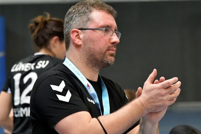 Applaus von Marcel Mai: Der Trainer des Lüner SV war zufrieden mit dem, was seine Spielerinnen zeigten.