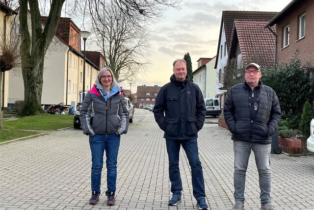 Anja und Uwe Schwerbrock und Martin Olschewsi stehen auf der neugestalteten Straße Ostkamp.