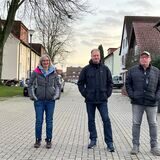 Anja und Uwe Schwerbrock und Martin Olschewsi stehen auf der neugestalteten Straße Ostkamp.