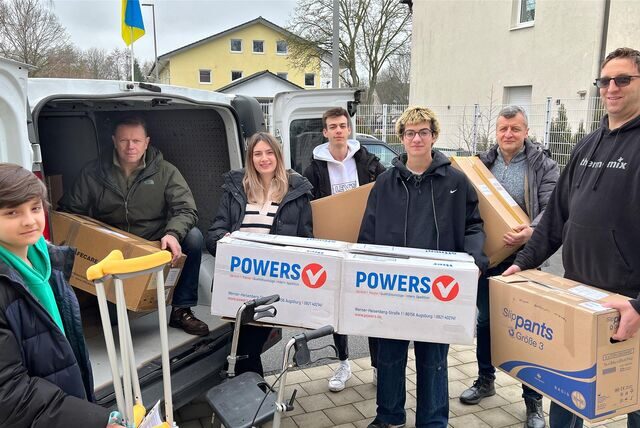 Verschiedene Hilfsgüter gehen von Unna-Massen aus auf die Reise in die Ukraine. Das Bild zeigt (v. r.): Christoph Kreiterling mit Sergej Masliaiev (ganz links dessen Sohn Ilia), David Halperyn, Maksym Fisenko, Violeta Rohozianska und (im Laster) Igor Babiy.