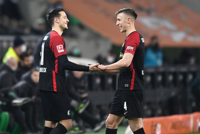 Nico Schlotterbeck klatscht mit seinem Bruder Keven ab.