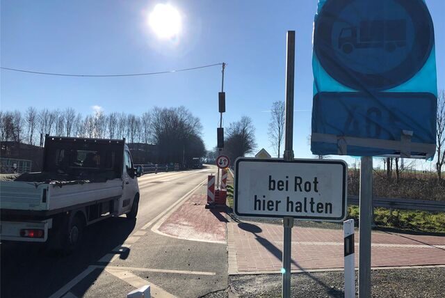 Seit Wochen sind bereits Ampeln an der Autobahnbrücke auf der Ostbürener Straße aufgestellt. Die marode Brücke über die A44 darf künftig nur noch einspurig befahren werden.