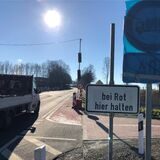 Seit Wochen sind bereits Ampeln an der Autobahnbrücke auf der Ostbürener Straße aufgestellt. Die marode Brücke über die A44 darf künftig nur noch einspurig befahren werden.