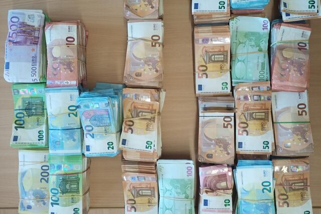Eine große Menge Bargeld auf einem Tisch.