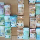 Eine große Menge Bargeld auf einem Tisch.