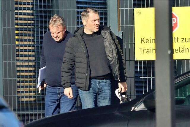 Jan Zimmermann und Ingo Preuß gehen über das Trainingsgelände.
