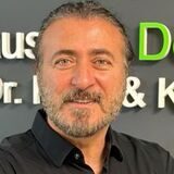 Eine Luftaufnahme des zerstörten Antakya und ein Portraitfoto von Dr. Akin Kara