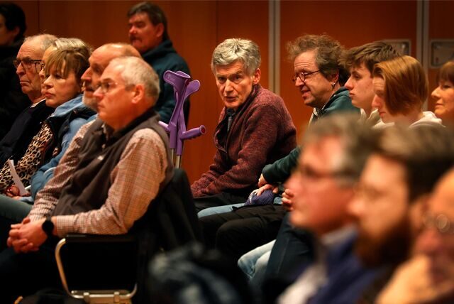Der frühere Gymnasiallehrer Hans-Jocham Haupt (M.) und zahlreiche Unterstützer einer angestrebten Schulgarten-Rettung besuchten am Mittwochabend den schul- und Sportausschuss in der Stadthalle.