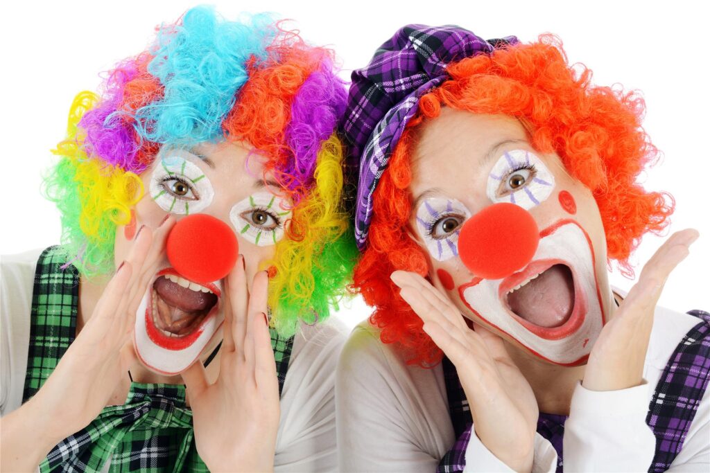 zwei menschen im clownskostüm zwei menschen im clownskostüm