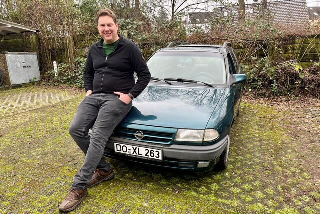 Markus Fittinghoff lehnt an seinem Opel Astra