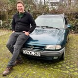 Markus Fittinghoff lehnt an seinem Opel Astra
