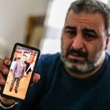 Fadi El-Jaddouh, Vater des kleinen Amir, der beim Zugunglück in Recklinghausen schwer verletzt wurde, zeigt ein Foto seines Sohnes.