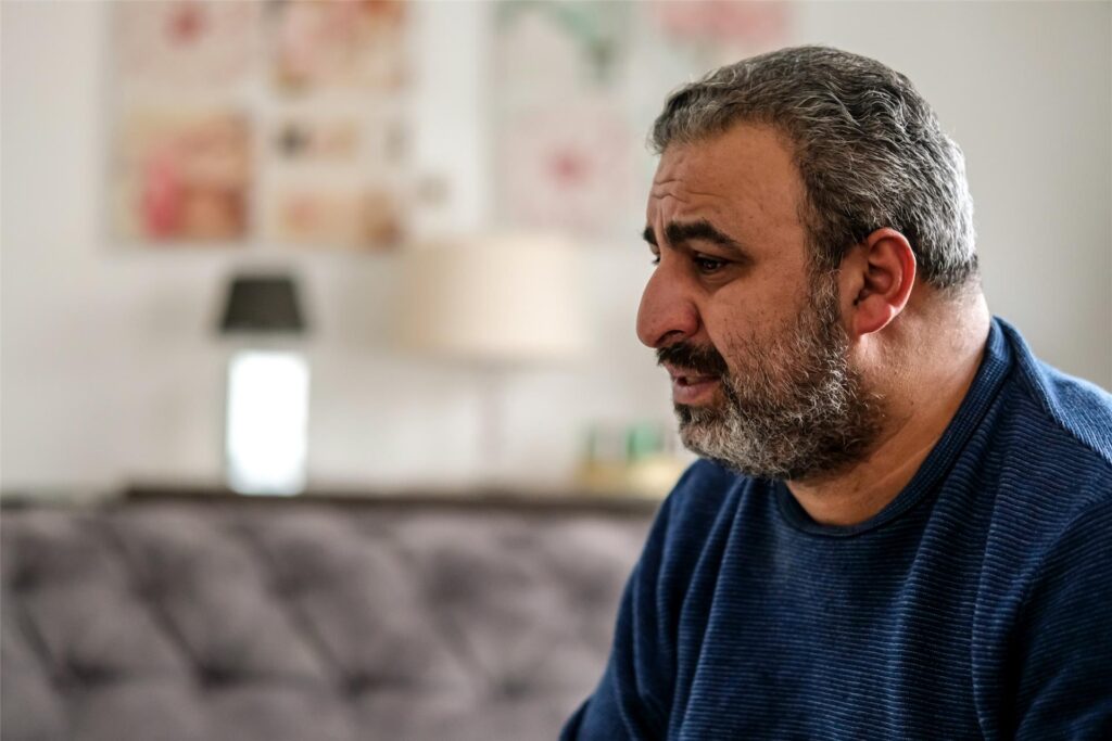 Ein Mann sitzt in einer Wohnung in Recklinghausen. Ein Mann sitzt in einer Wohnung in Recklinghausen.