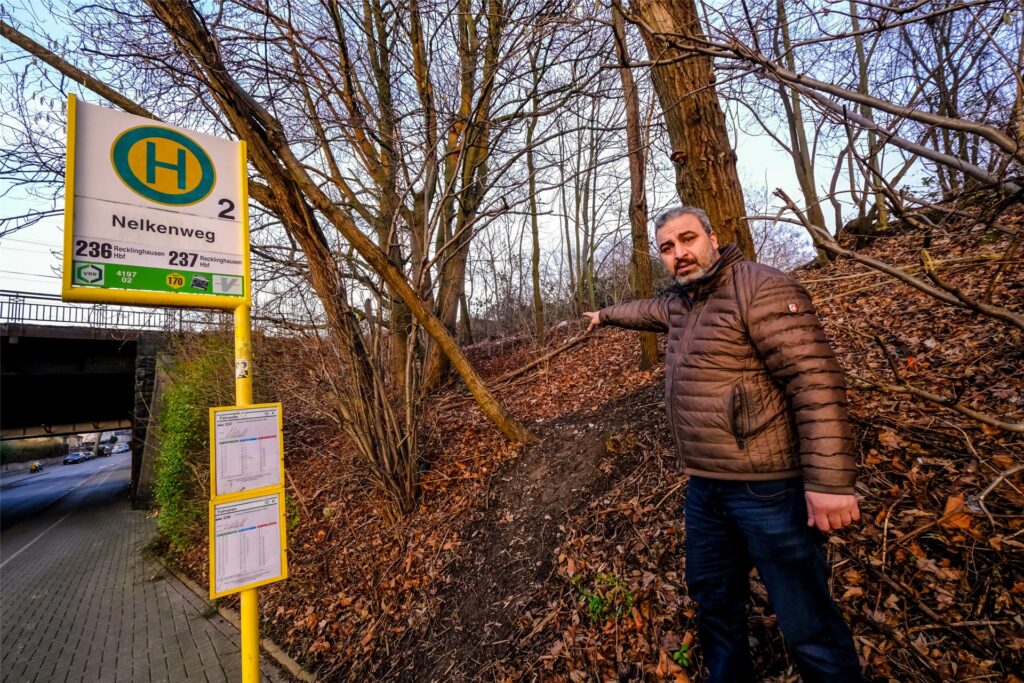 Ein Mann zeigt in der Nähe eines Bahngeländes in Recklinghausen auf einen Trampelpfad, der zu den Gleisen führt. Ein Mann zeigt in der Nähe eines Bahngeländes in Recklinghausen auf einen Trampelpfad, der zu den Gleisen führt.