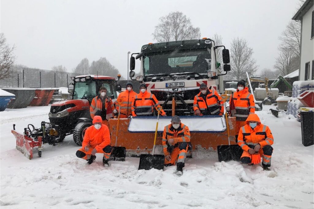 Nicht alle Fröndenberger konnten es angesichts der immer wieder neu verschneiden oder unter verwehtem Schnee verdeckten Fahrbahnen glauben, aber die Mitarbeiter des Fröndenberger Winterdienstes haben alles gegeben, um so viel wie möglich zu räumen.