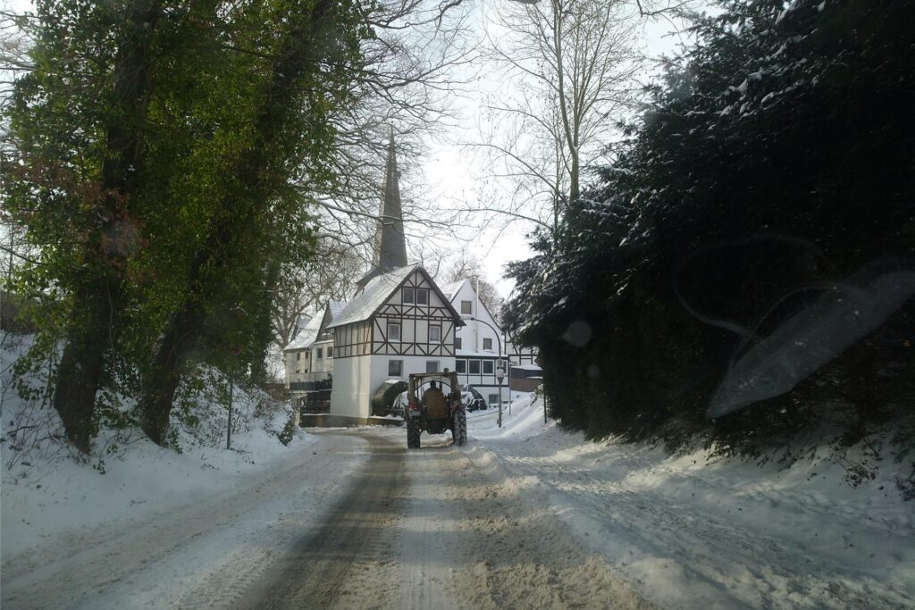 Schneetief Tristan verwandelte den Fröndenberger Westen auch am zweiten Tag in eine Winterwunderlandschaft, von Altendorf bis Langschede zeigten sich Straßen und Landschaft in einem Winterkleid.