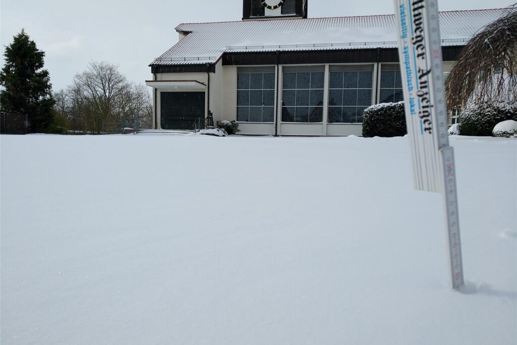 Schneetief Tristan verwandelte den Fröndenberger Westen – hier St. Konrad in Langschede – auch am zweiten Tag in eine Winterwunderlandschaft.