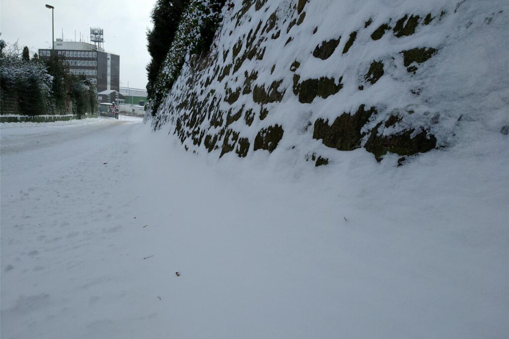 Schneetief Tristan verwandelte den Fröndenberger Westen auch am zweiten Tag in eine Winterwunderlandschaft, von Altendorf bis Langschede zeigten sich Straßen und Landschaft in einem Winterkleid.