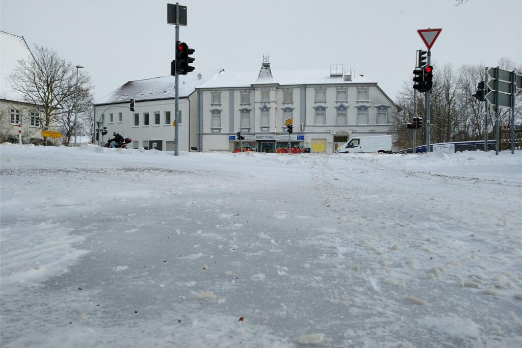 Schneetief Tristan verwandelte den Fröndenberger Westen – hier die Kreuzung B233 und Ardeyer Straße – auch am zweiten Tag in eine Winterwunderlandschaft
