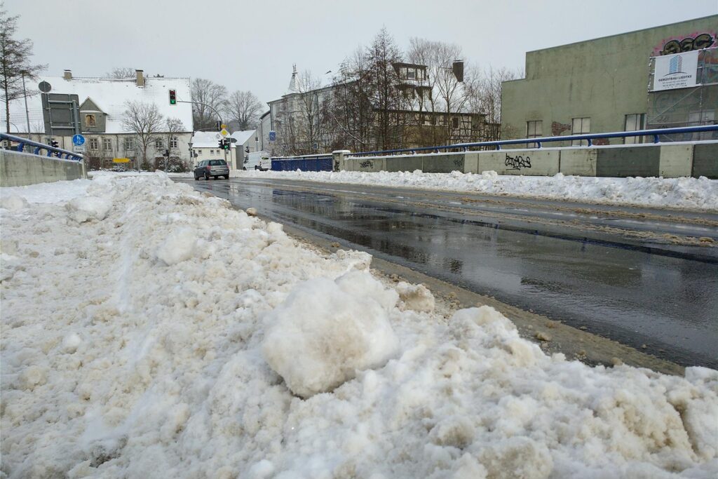 Schneetief Tristan sorgte nach dem Räumen für hohe Schneeberge an den Straßenrändern