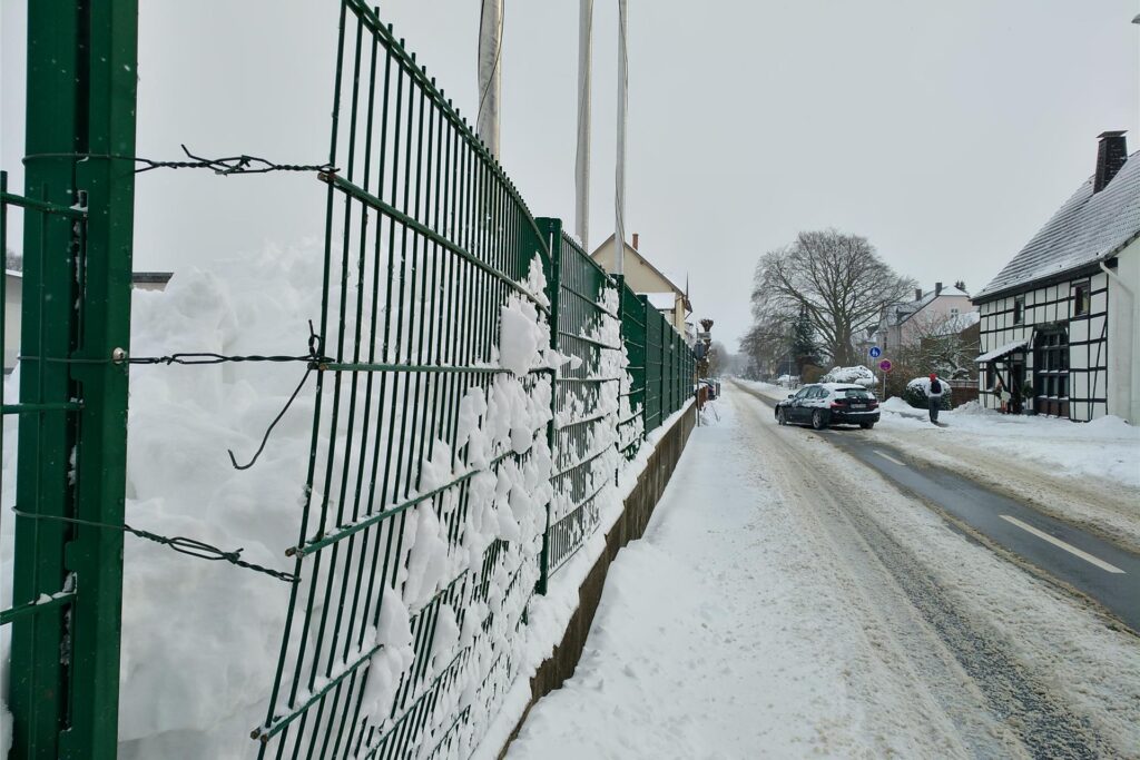 Manchmal beugten sich die Zäune vor lauter Schneelast wie hier an der Hauptstraße in Dellwig.