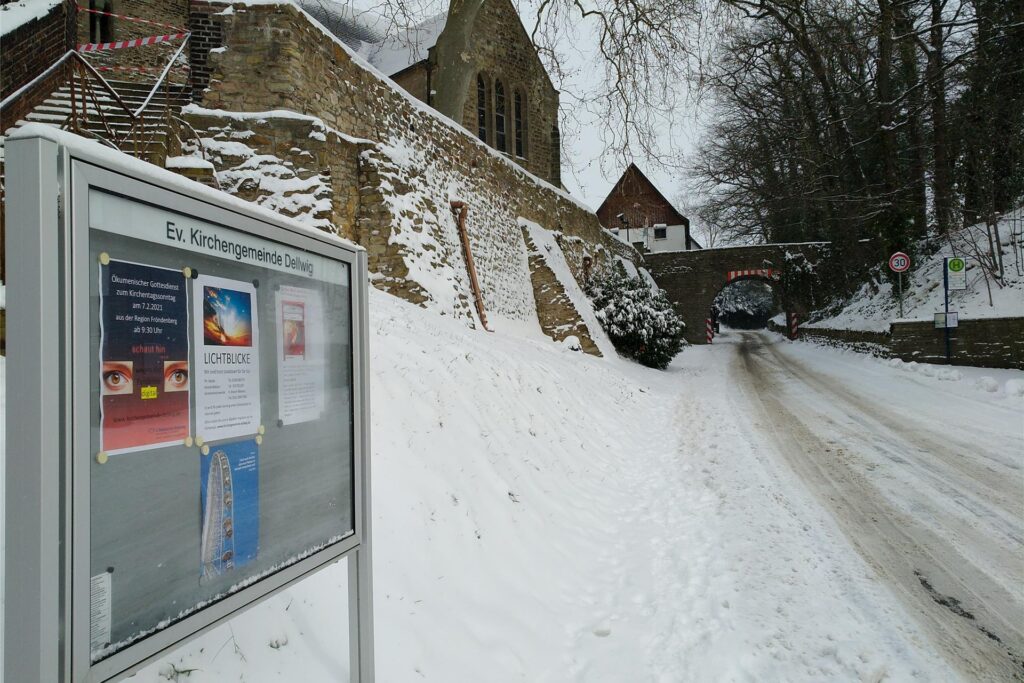 Schneetief Tristan verwandelte den Fröndenberger Westen auch am zweiten Tag in eine Winterwunderlandschaft wie hier an der Dellwiger Dorfkirche.