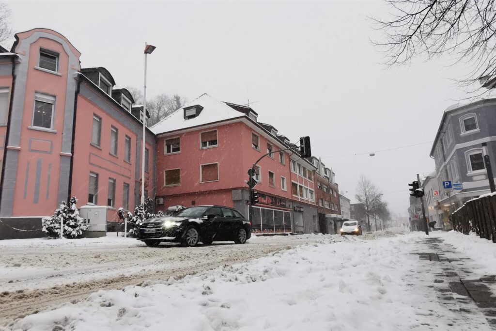 Die Alleestraße am Montagmorgen: Sie ist zwar eine Landesstraße und wird 24 Stunden lang von der Straßenmeisterei des Landesbetriebes geräumt. Durch den dauerhaften Schneefall bleibt die Fahrbahn aber auch wie hier in der Stadtmitte von Fröndenberg weiß.