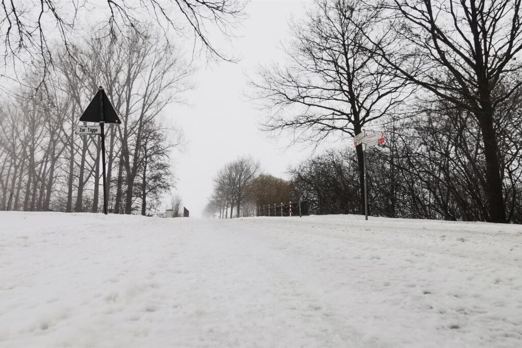Schneeverwehungen wie hier auf der Wickeder Straße in Fröndenberg machen dem Winterdienst und alle Autofahrern am Morgen des 8. Februar zu schaffen. Unter der Schneedecke ist die Fahrbahn vereist.