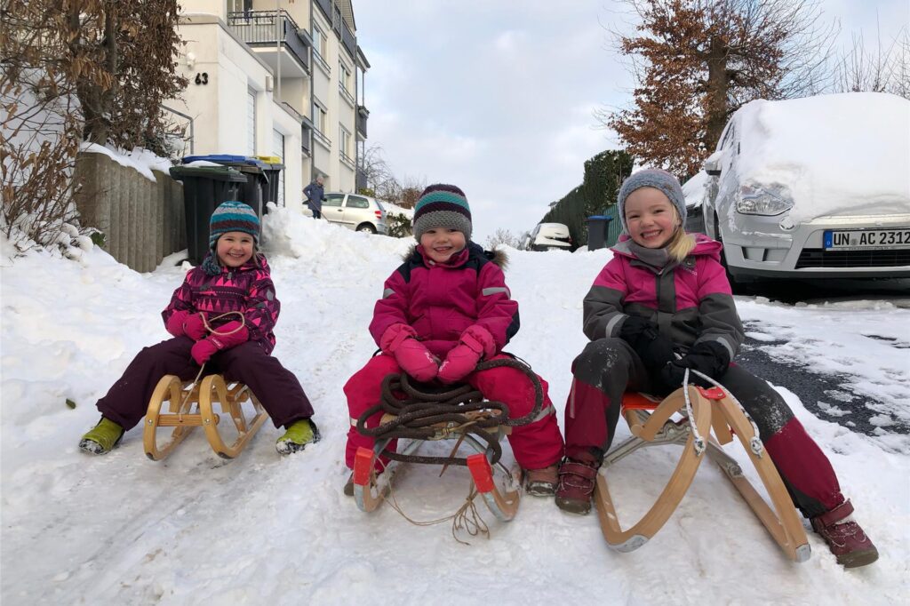 Auf vielen kleinen Pisten war auch am 10. Februar 2021 bei viel Schnee gut Rodeln, ob wie hier an der Haßleistraße, in Frömern oder auf dem Fröndenberger Mühlenberg.