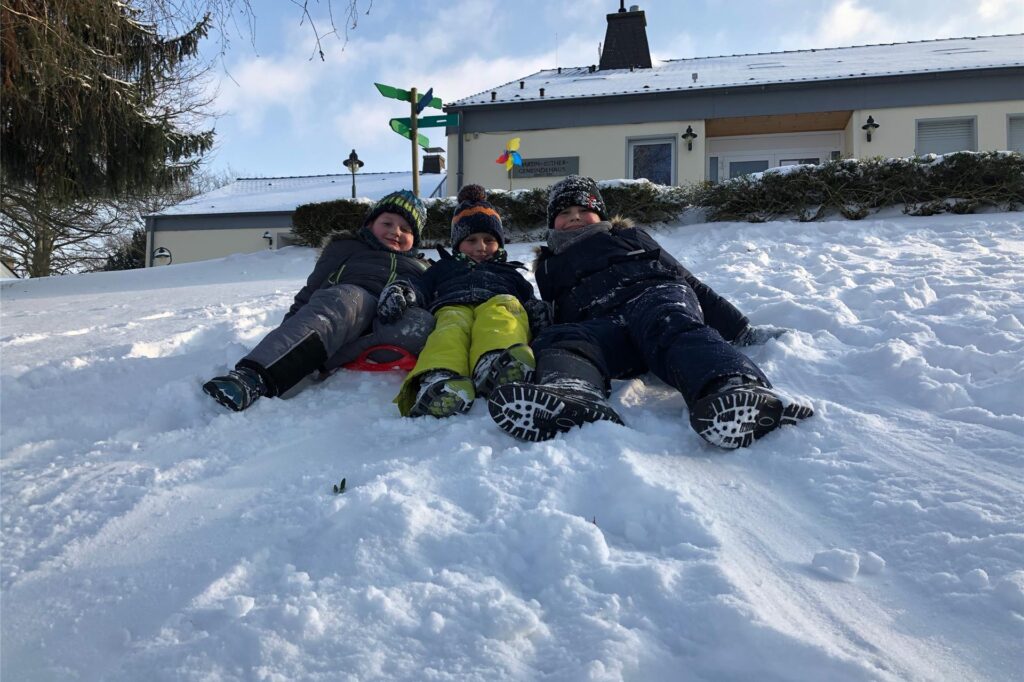 Auch am Hang vor dem Gemeindehaus in Frömern rodelten Kinder am 10. Februar 2021.