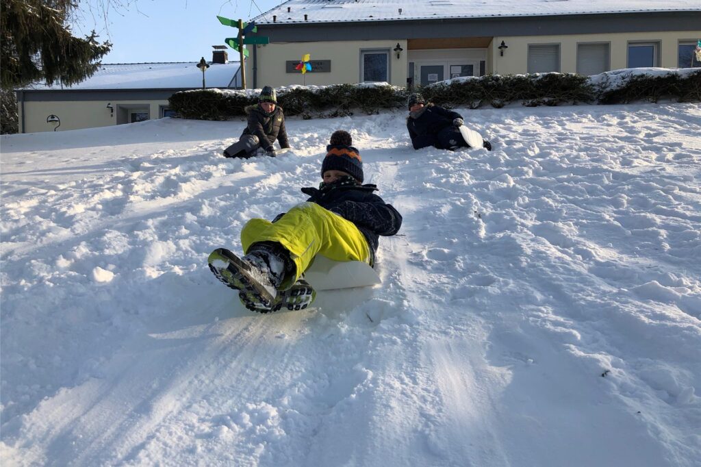 Auch am Hang vor dem Gemeindehaus in Frömern rodelten Kinder am 10. Februar 2021.