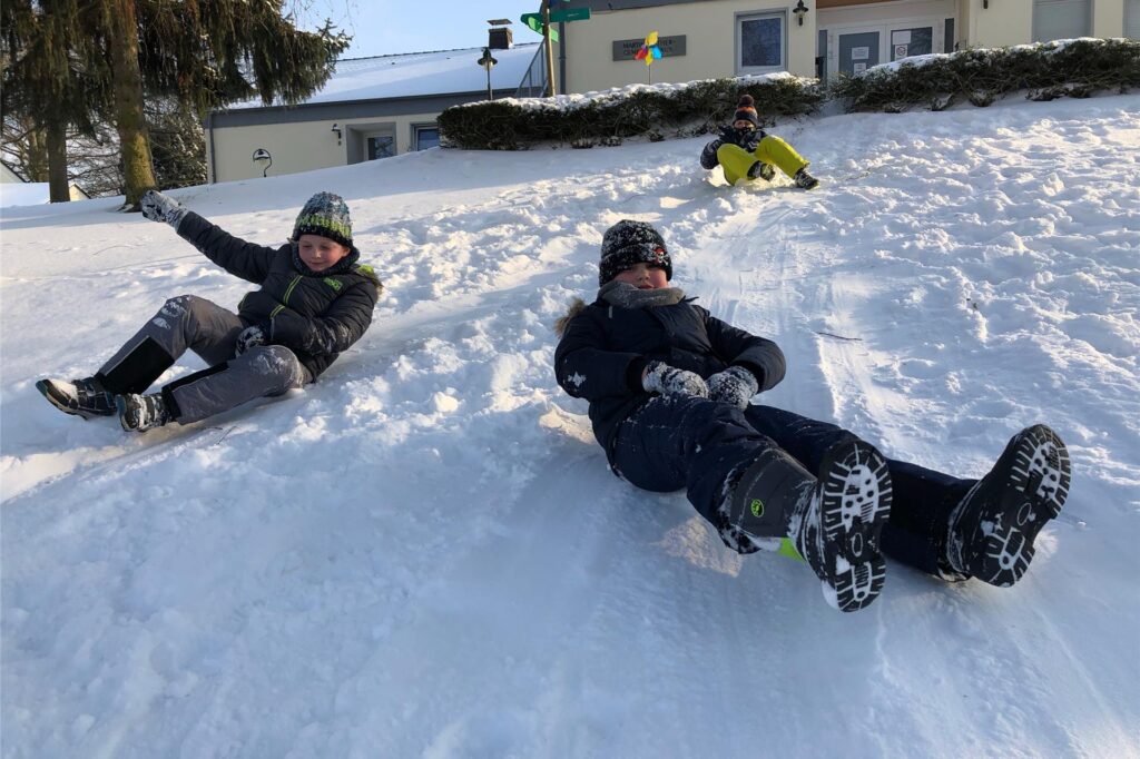 Auch am Hang vor dem Gemeindehaus in Frömern rodelten Kinder am 10. Februar 2021.