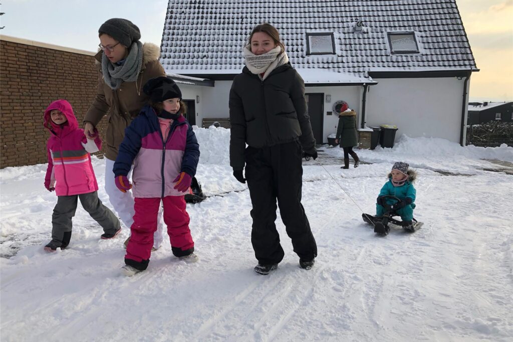 Auf dem Fröndenberger Mühlenberg rodelten Kinder, Eltern und Großeltern auf ihren „Hauspisten“.