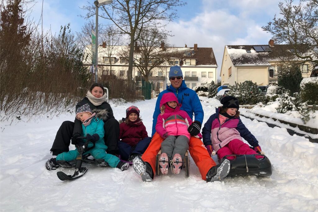 Auf dem Fröndenberger Mühlenberg rodelten Kinder, Eltern und Großeltern auf ihren „Hauspisten“.