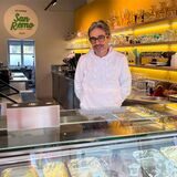 Geschäftsführer Joao Ameixa verkauft im „San Remo“ seit Mitte Januar wieder Eis, aber auch Waffeln, Tiramisu und Apfelstrudel.