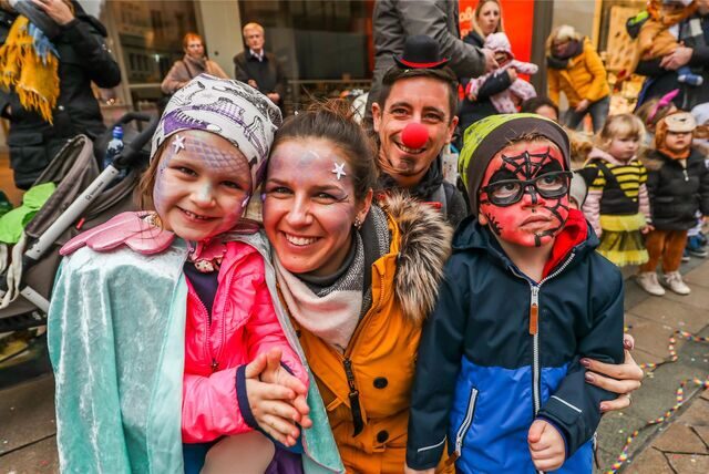 Eine verkleidete Familie beim Kinderkarnevals-Umzug 2020 in Dortmund