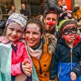 Eine verkleidete Familie beim Kinderkarnevals-Umzug 2020 in Dortmund