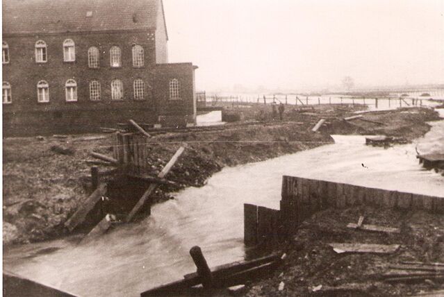 „Die Wassermassen setzten sich mit aller Kraft durch und nahmen die schweren Balken, die Bretter und Brettchen mit Leichtigkeit mit.“ Der Dammbruch am Mühlenkolk im Jahr 1923.