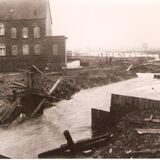 „Die Wassermassen setzten sich mit aller Kraft durch und nahmen die schweren Balken, die Bretter und Brettchen mit Leichtigkeit mit.“ Der Dammbruch am Mühlenkolk im Jahr 1923.