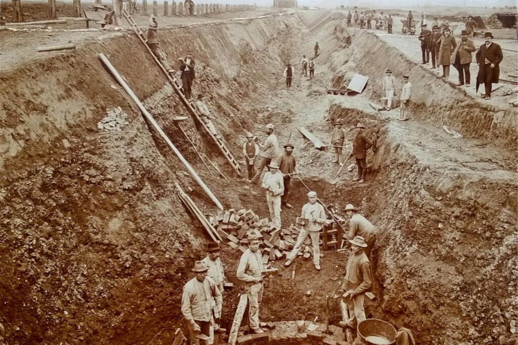 Bauarbeiten Ende der 1920er Jahre; so wurden die Betonsohlschalen in die Seseke eingebettet. Bauarbeiten Ende der 1920er Jahre; so wurden die Betonsohlschalen in die Seseke eingebettet.