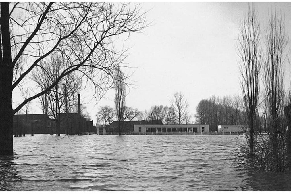 Erste Dezemberwoche 1960: Die ganze Badeanstalt im Hemsack unter Wasser, nicht etwa nur das Schwimmbecken. Erste Dezemberwoche 1960: Die ganze Badeanstalt im Hemsack unter Wasser, nicht etwa nur das Schwimmbecken.