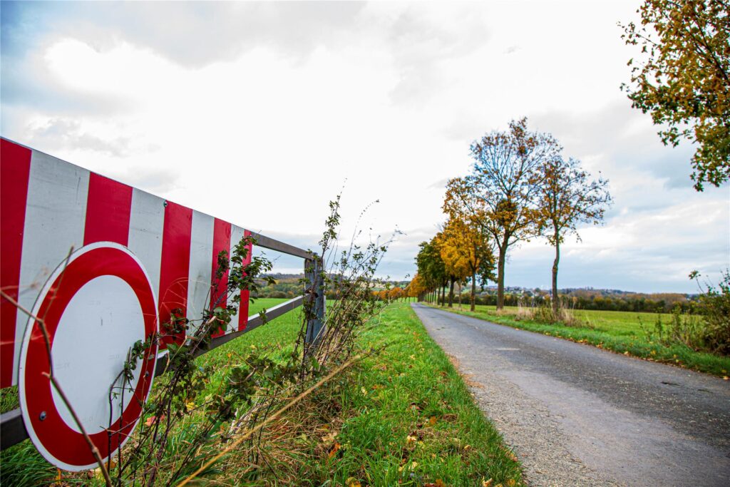 Gelegentlich wird der Wirtschaftsweg auch heute schon vollständig gesperrt: nämlich zur Krötenwanderung, um die Tiere zu schützen. Schranken dafür sind vorhanden. Gelegentlich wird der Wirtschaftsweg auch heute schon vollständig gesperrt: nämlich zur Krötenwanderung, um die Tiere zu schützen. Schranken dafür sind vorhanden.
