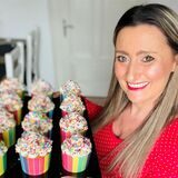 Anegla Küntzle präsentiert stolz das perfekte Mitbringsel für jede Karnevalsparty: Baileys-Cupakes.