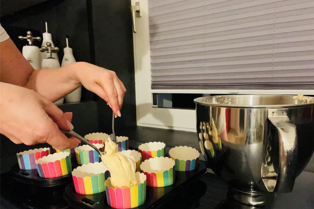 Der Teig muss auf die Muffinförmchen verteilt werden. Der Teig muss auf die Muffinförmchen verteilt werden.