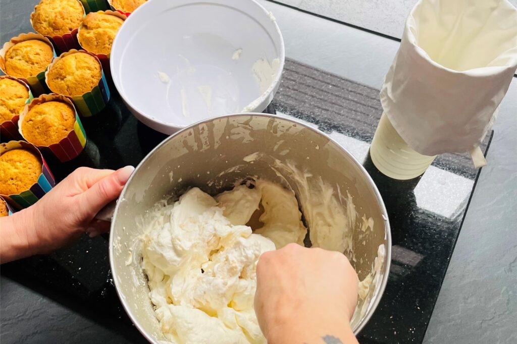 Die Creme aus Mascarpone, Zucker, Baileys und Gelatine muss andicken. Die Creme aus Mascarpone, Zucker, Baileys und Gelatine muss andicken.
