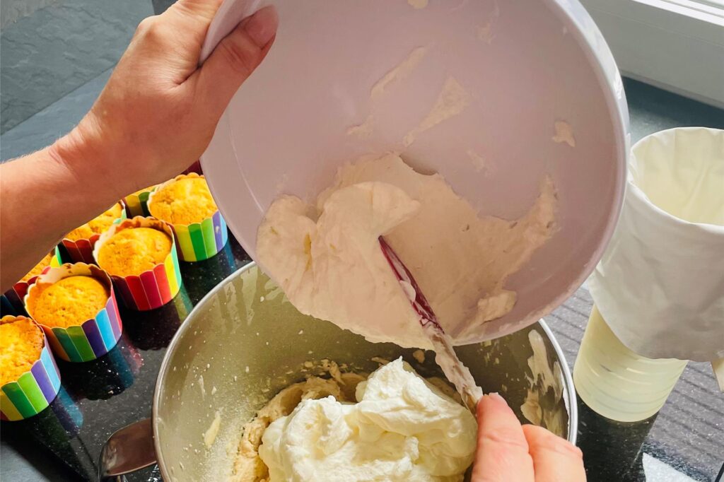 Anschließend die Sahne unter die Baileys Creme heben. Anschließend die Sahne unter die Baileys Creme heben.