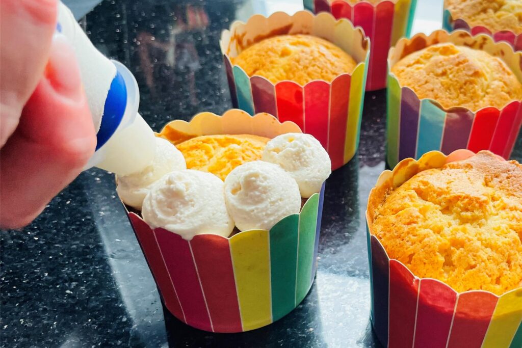 Nach und nach wird die Creme auf den Cupcakes aufgebracht. Nach und nach wird die Creme auf den Cupcakes aufgebracht.